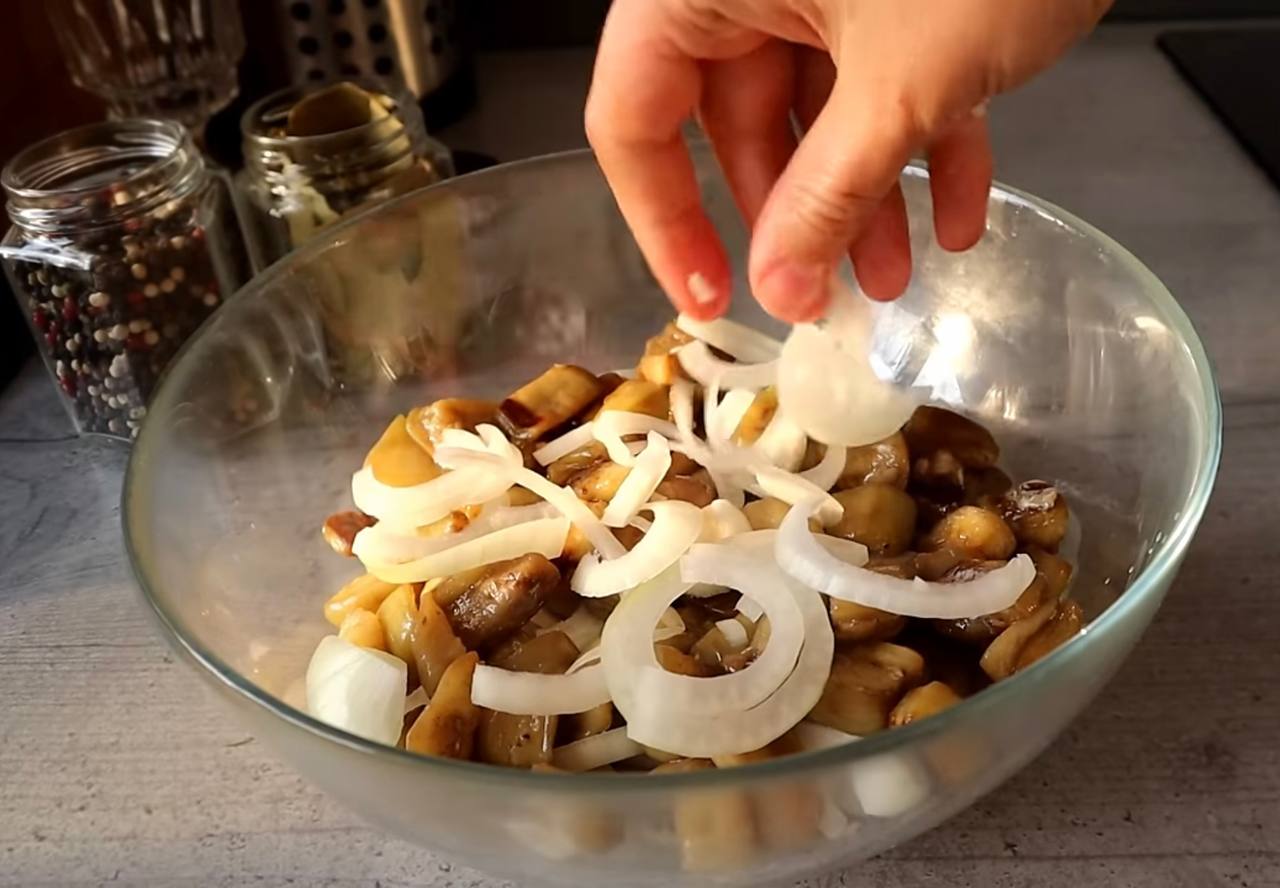 Неймовірні мариновані баклажани, що нагадують гриби: ідеальний рецепт закуски